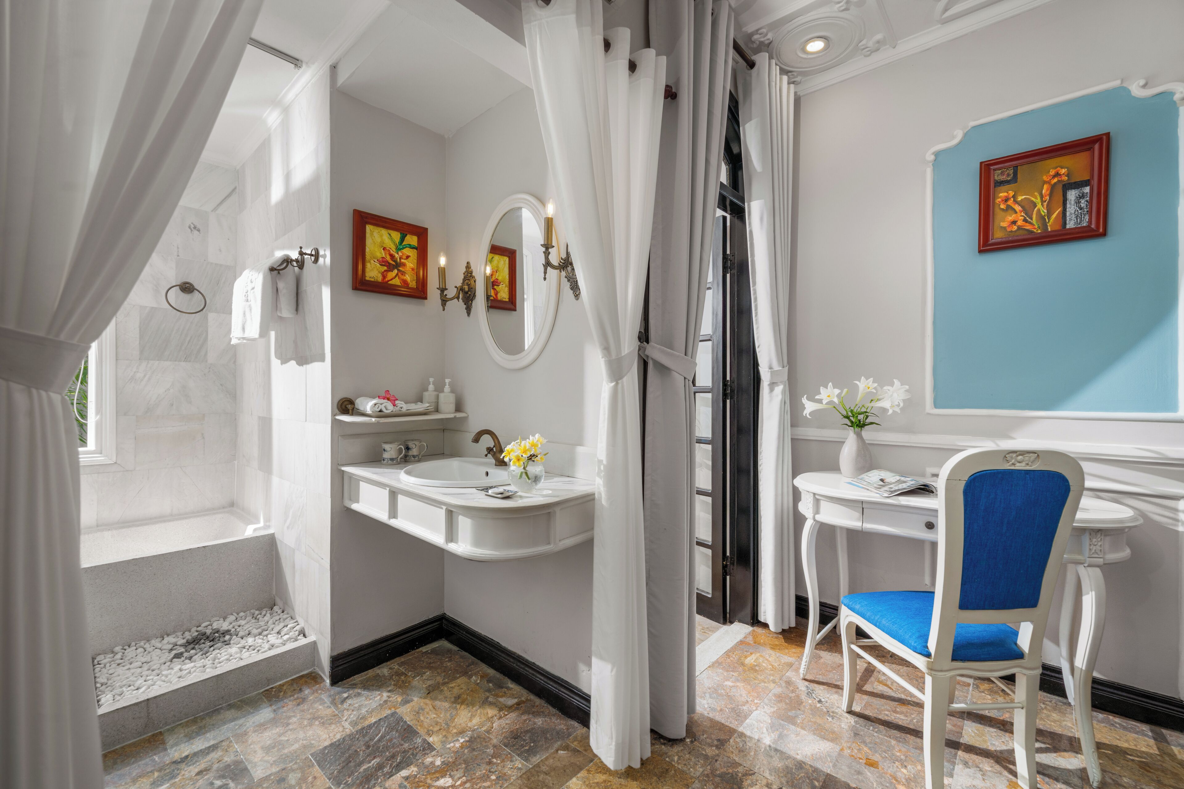 terrace deluxe | bathroom | combined shower/bathtub, deep-soaking bathtub, free toiletries