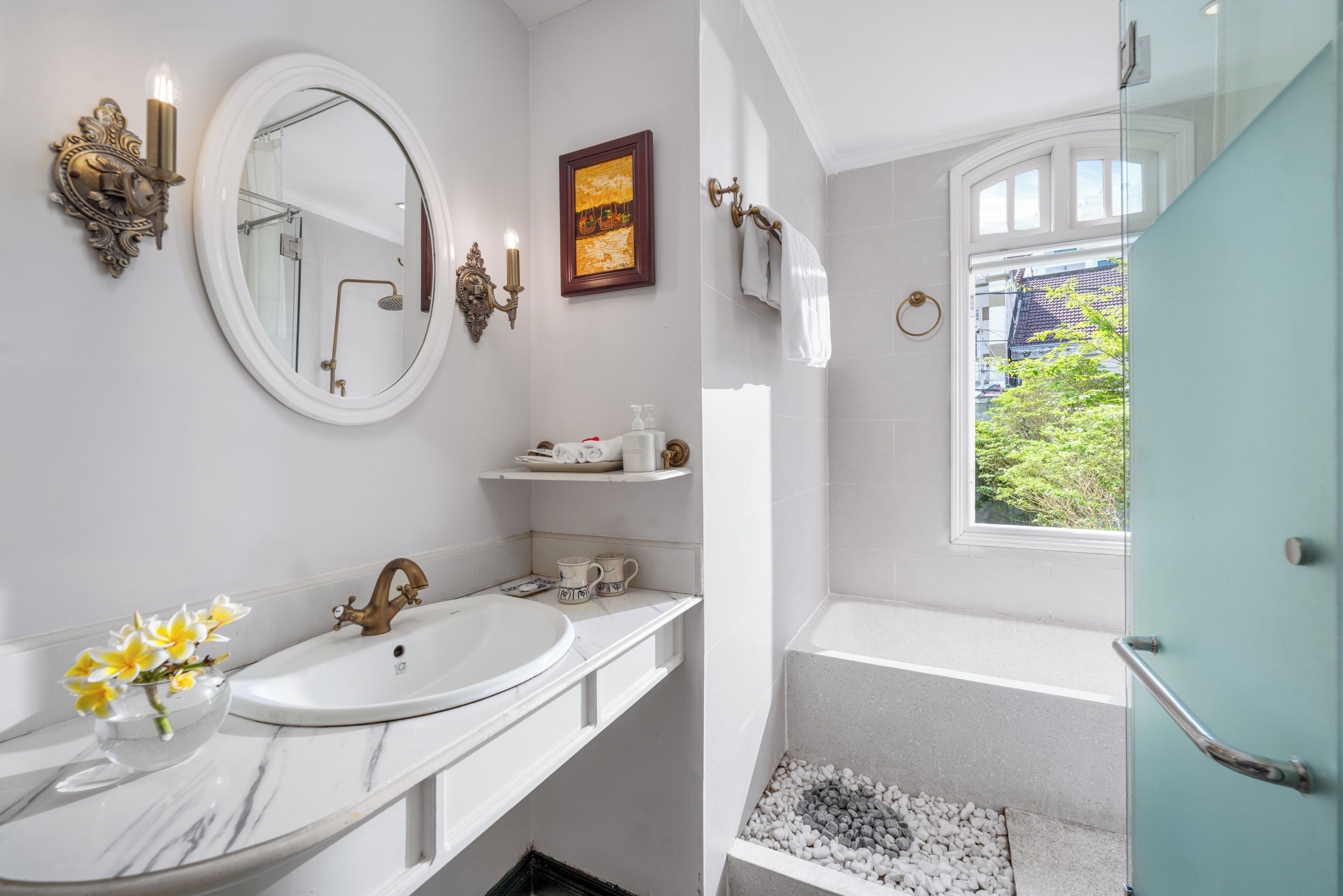 combined shower/bathtub, deep-soaking bathtub, free toiletries