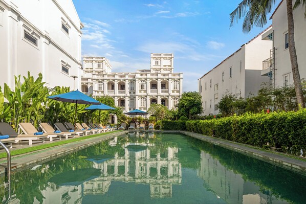 Outdoor pool, pool umbrellas, sun loungers
