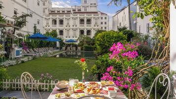 Daily buffet breakfast (VND 1200000 per person)