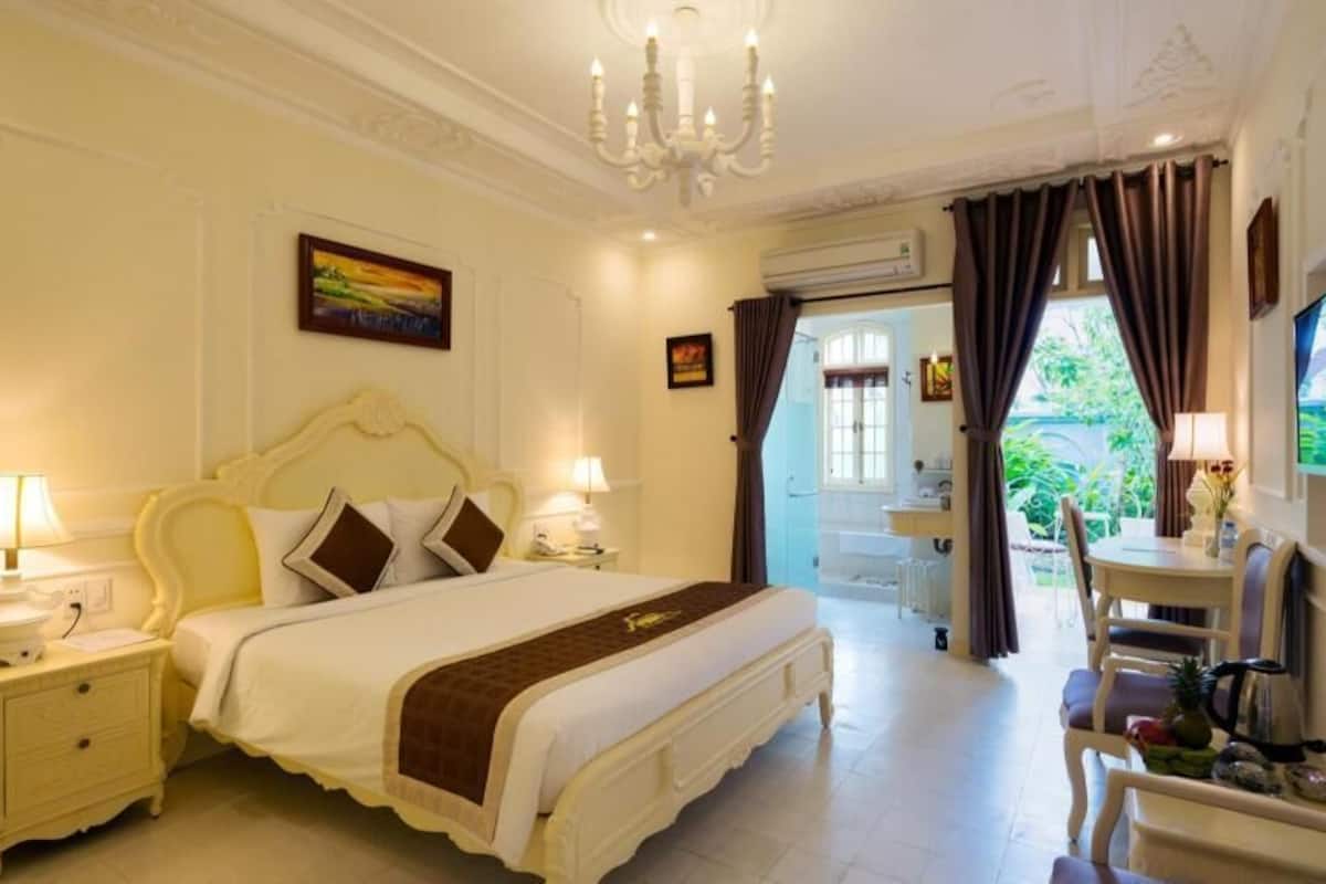 Minibar, in-room safe, desk, blackout curtains