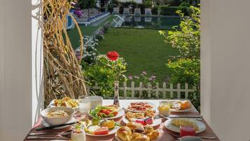 Desayuno buffet diario (VND 1200000 por persona)