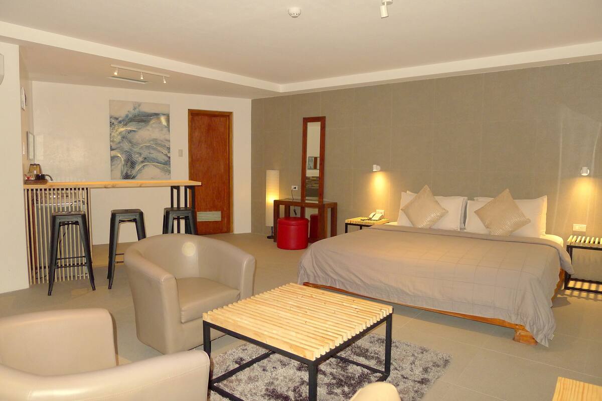 Junior Room, 1 King Bed, Pool View, Poolside | Minibar, in-room safe, desk, blackout drapes
