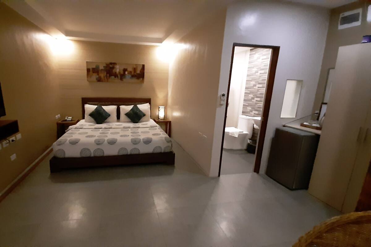Standard King Room | Minibar, in-room safe, desk, blackout drapes