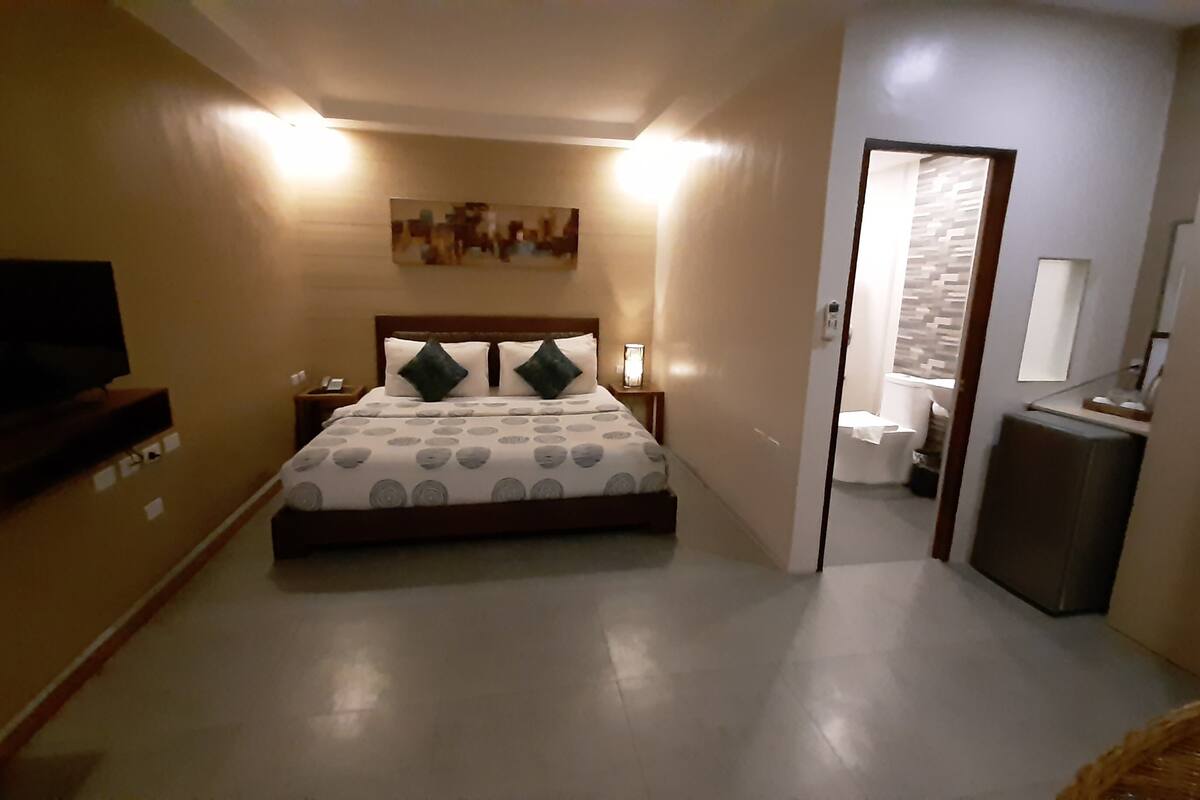 standard king room | minibar, in-room safe, desk, blackout curtains