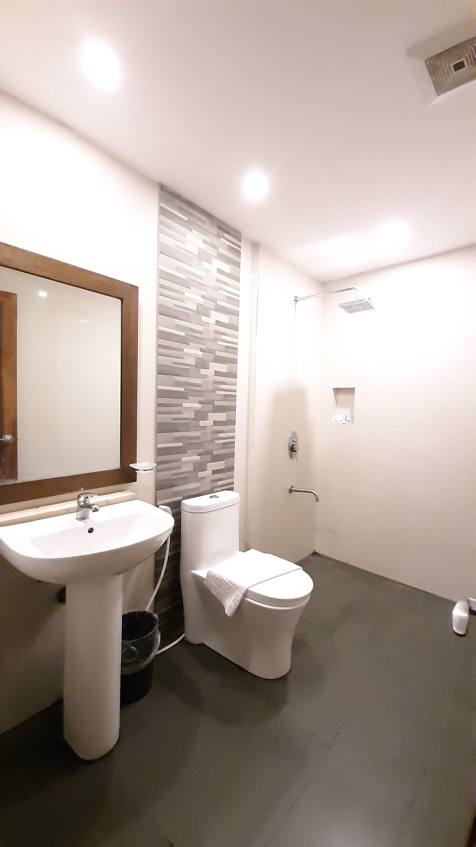 shower, free toiletries, towels