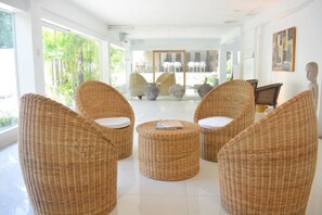 Lobby sitting area - Urban Sands Iloilo Hotel (Iloilo)
