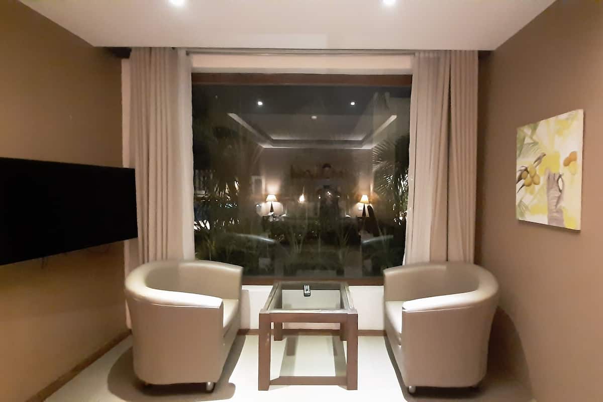 Deluxe King Room | Minibar, in-room safe, desk, blackout drapes