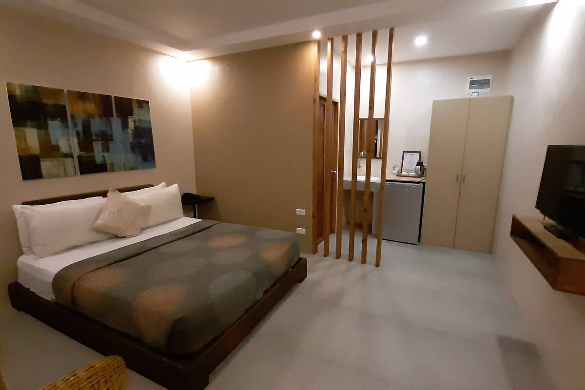 Standard Queen Room | Minibar, in-room safe, desk, blackout drapes