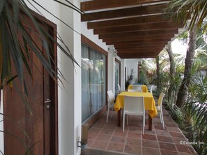 Outdoor dining - Urban Sands Iloilo Hotel (Iloilo)