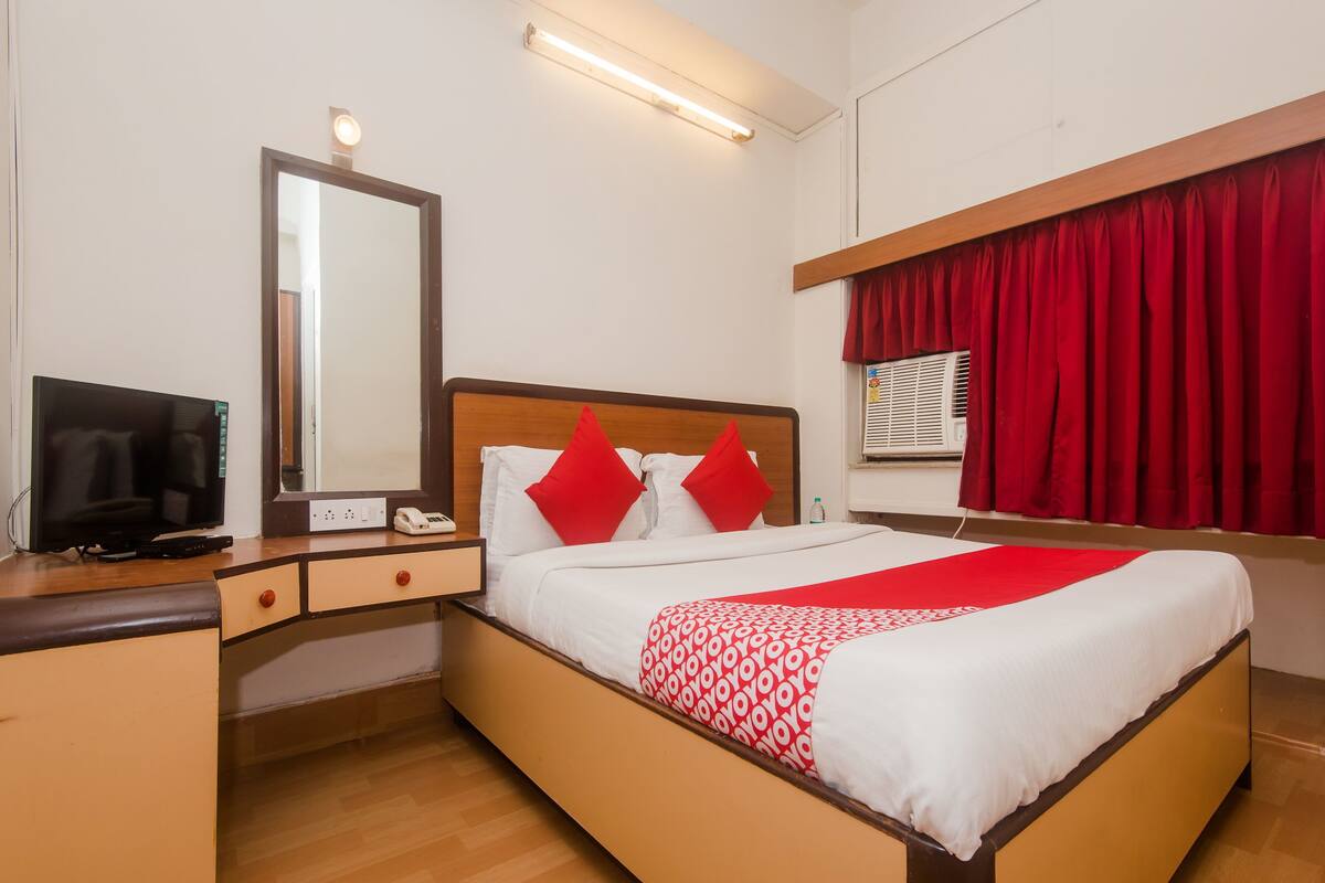 In-room safe, desk, free WiFi