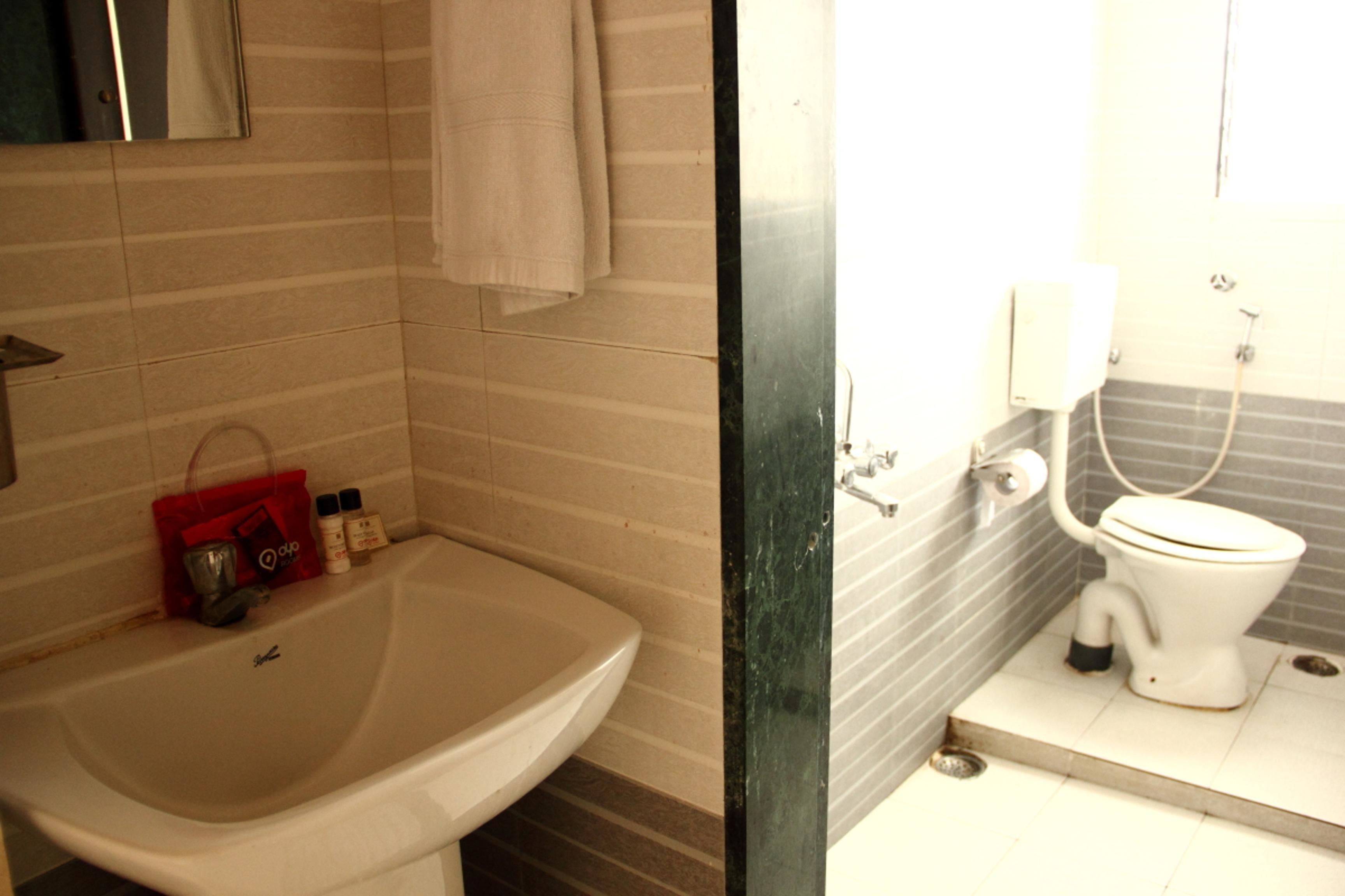 Standard Double or Twin Room, 1 Double Bed, Private Bathroom | Bathroom | Shower, free toiletries, towels