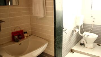 Standard Double or Twin Room, 1 Double Bed, Private Bathroom | Bathroom | Shower, free toiletries, towels