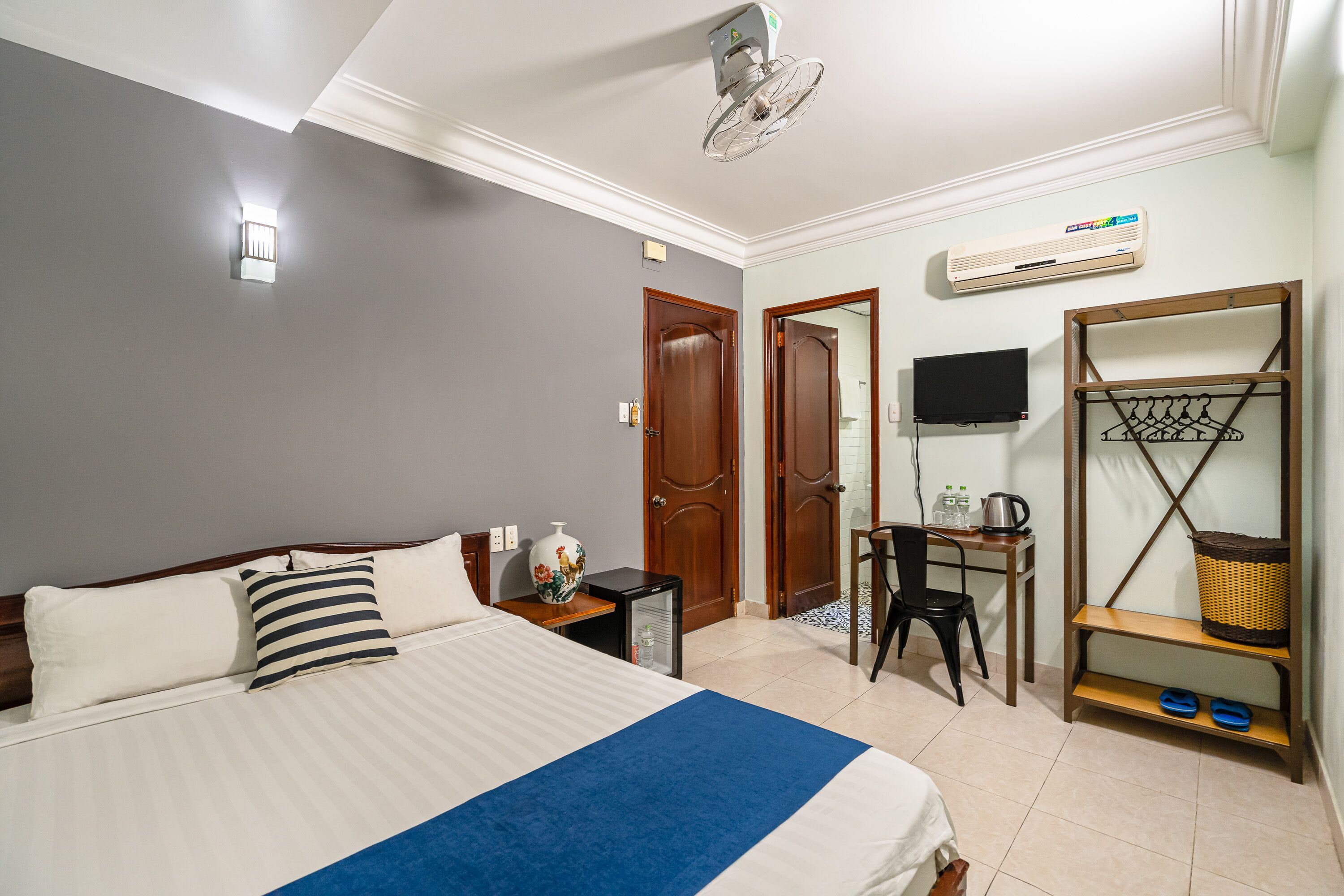 superior room | minibar, individually decorated, individually furnished, desk