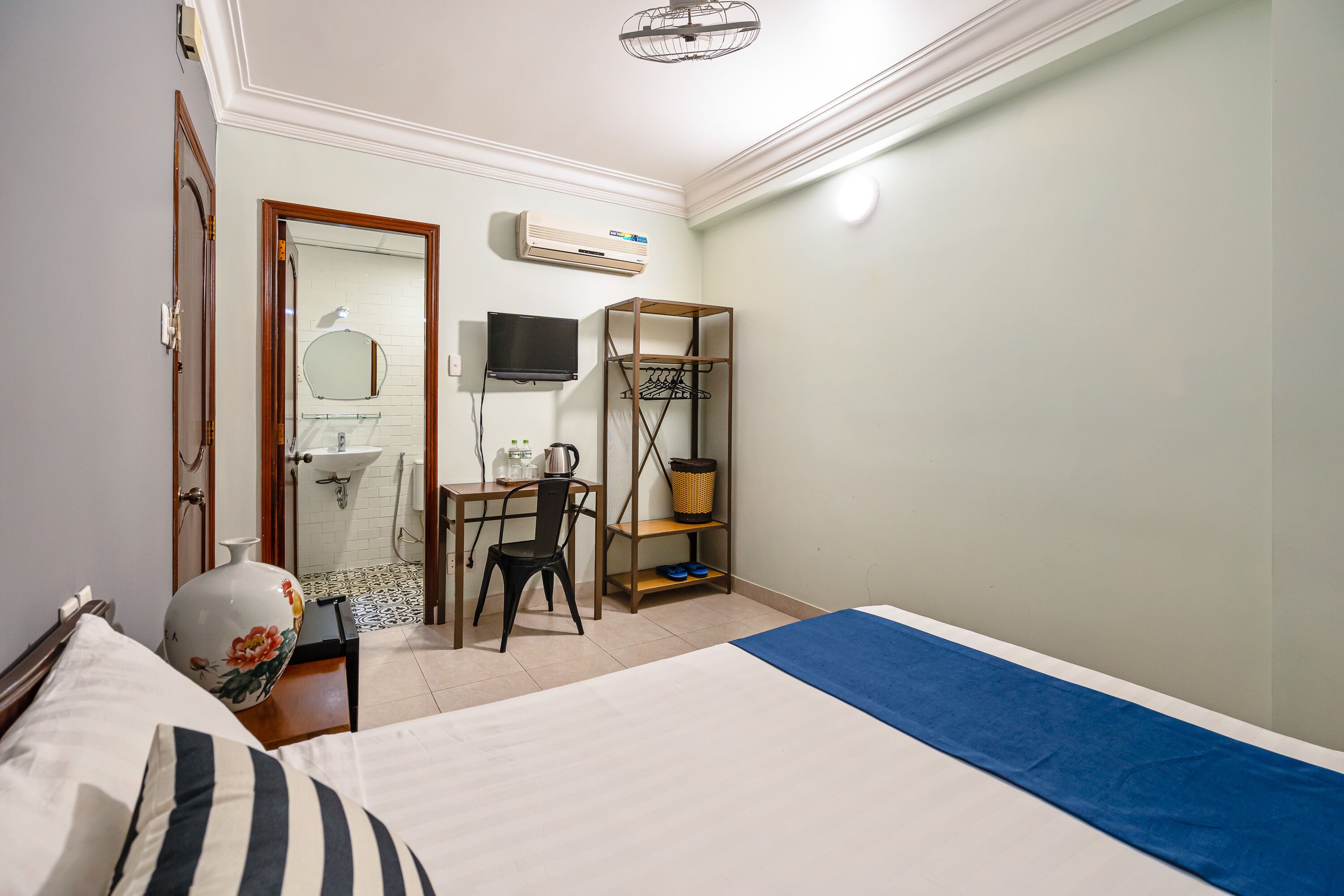 superior room | minibar, individually decorated, individually furnished, desk