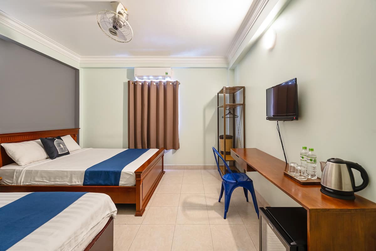 Family Room | Minibar, individually decorated, individually furnished, desk
