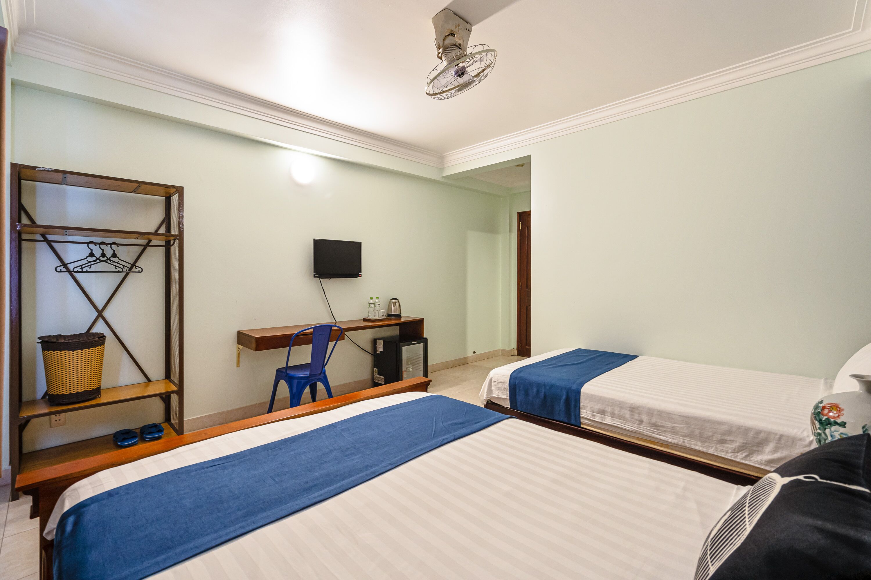 family room | minibar, individually decorated, individually furnished, desk