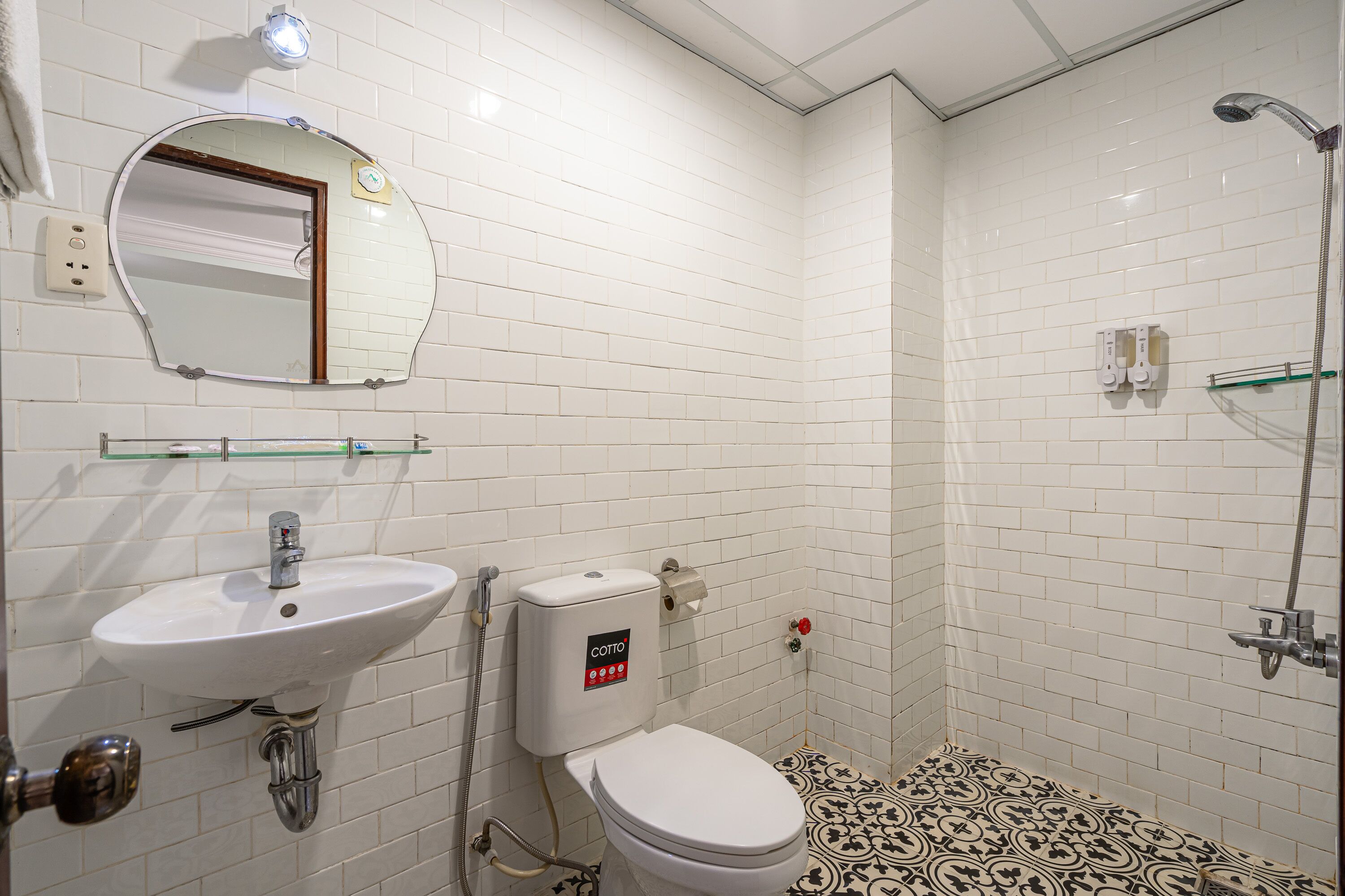 superior room | bathroom | shower, hydromassage showerhead, free toiletries, hair dryer