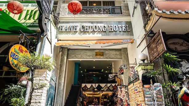 Entrada de un hotel con un cartel que dice "FRANCH CHUONG HOTEL".
