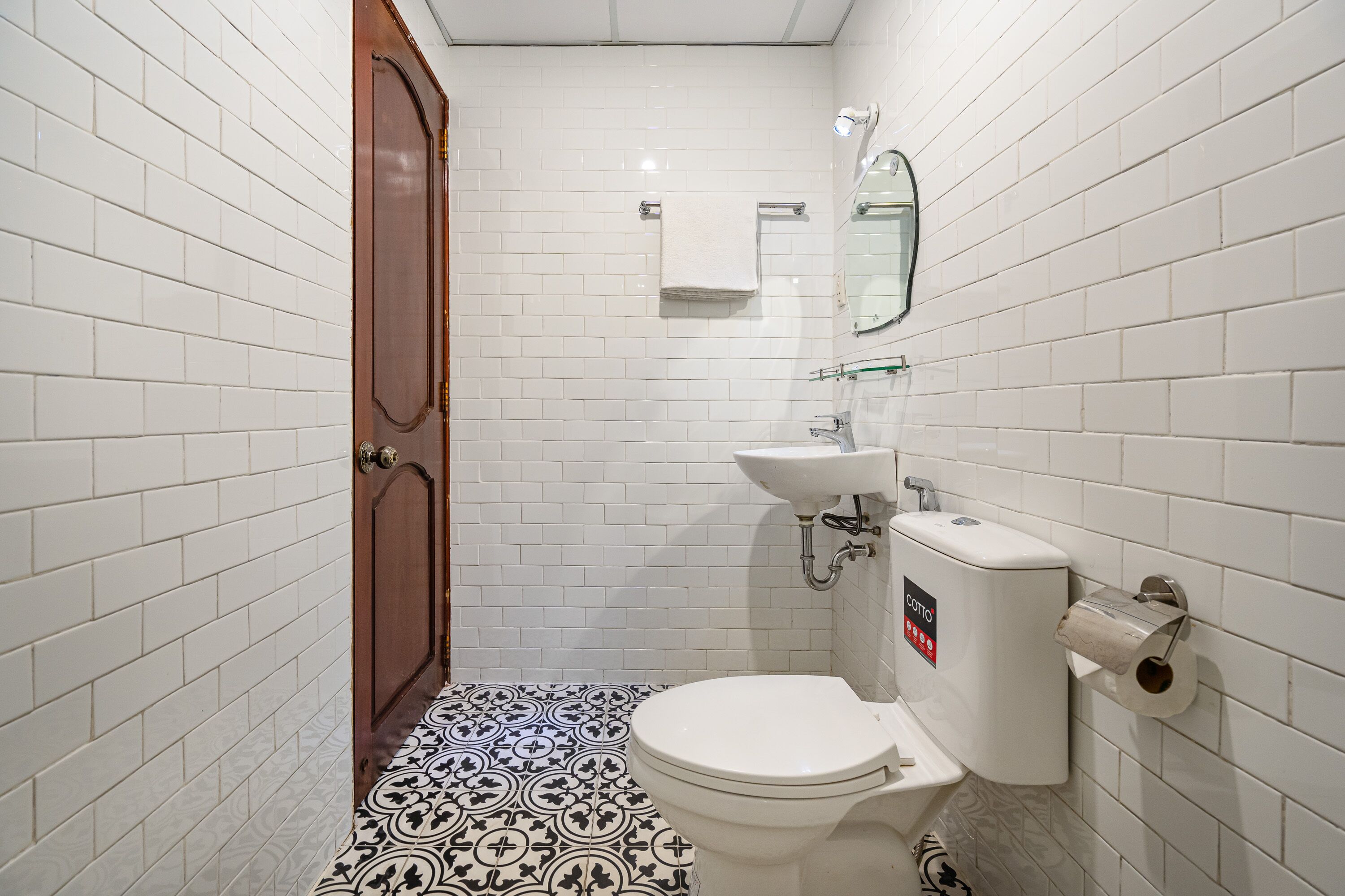 superior room | bathroom | shower, hydromassage showerhead, free toiletries, hair dryer