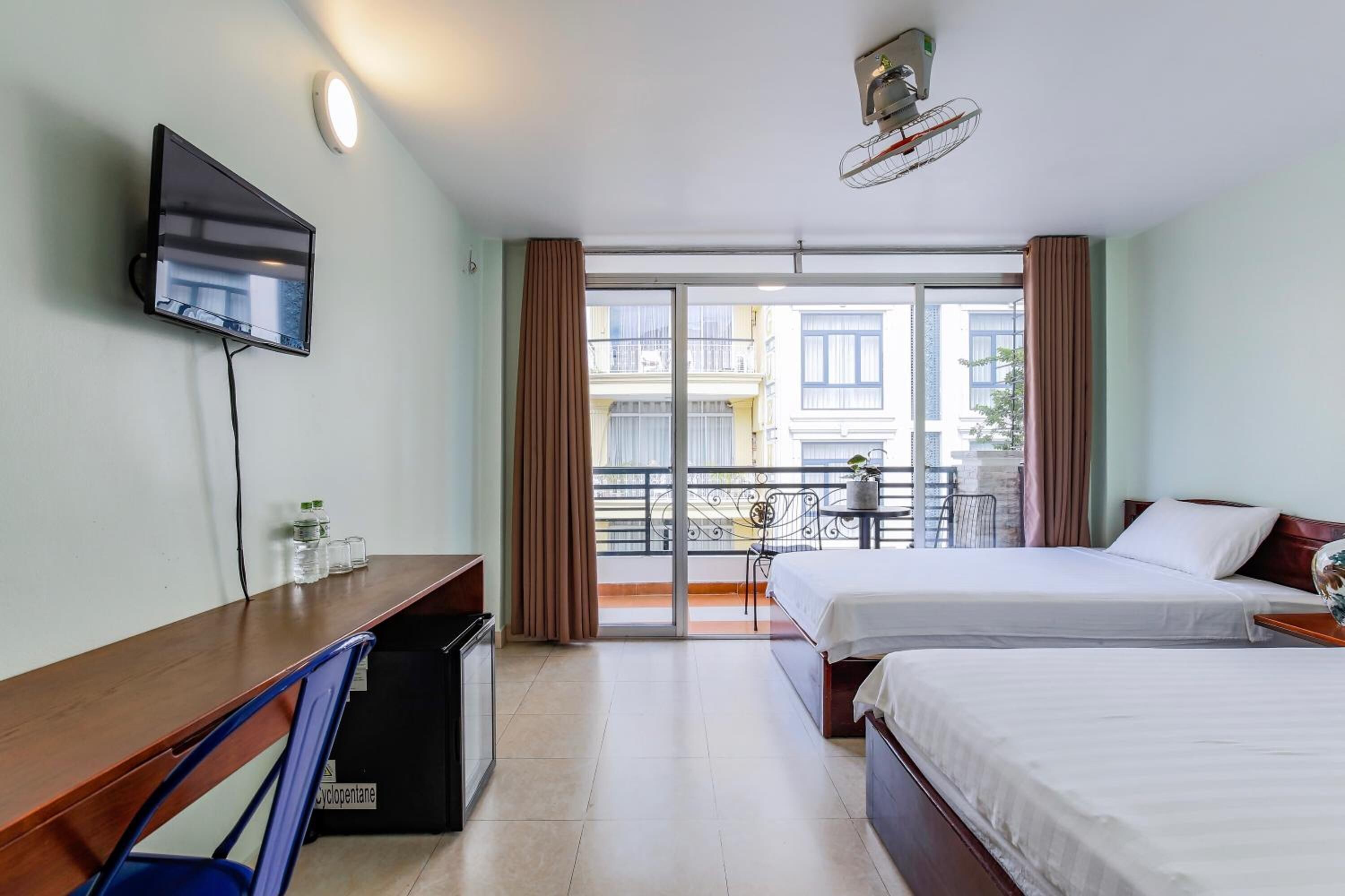 minibar, individually decorated, individually furnished, desk