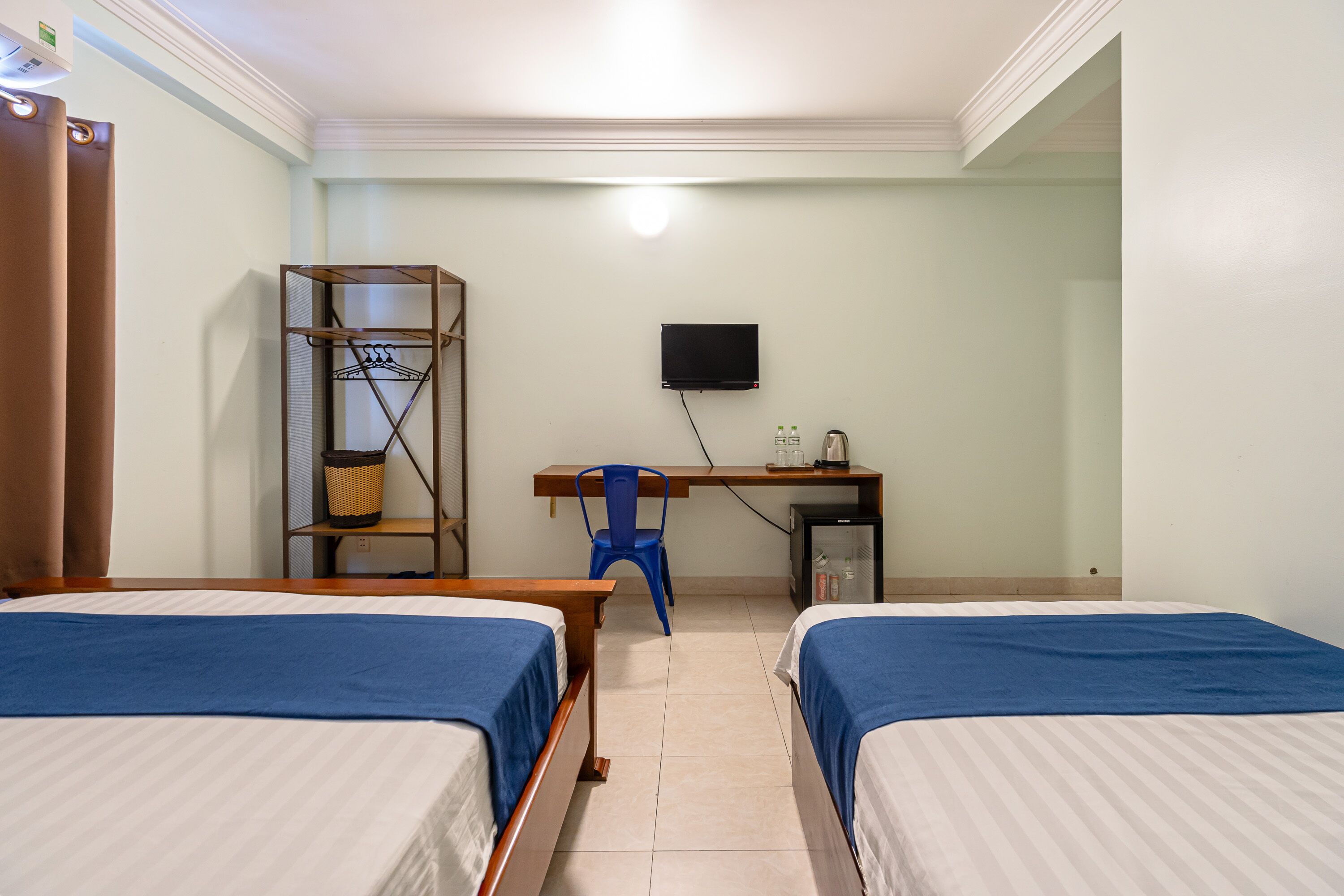 family room | minibar, individually decorated, individually furnished, desk