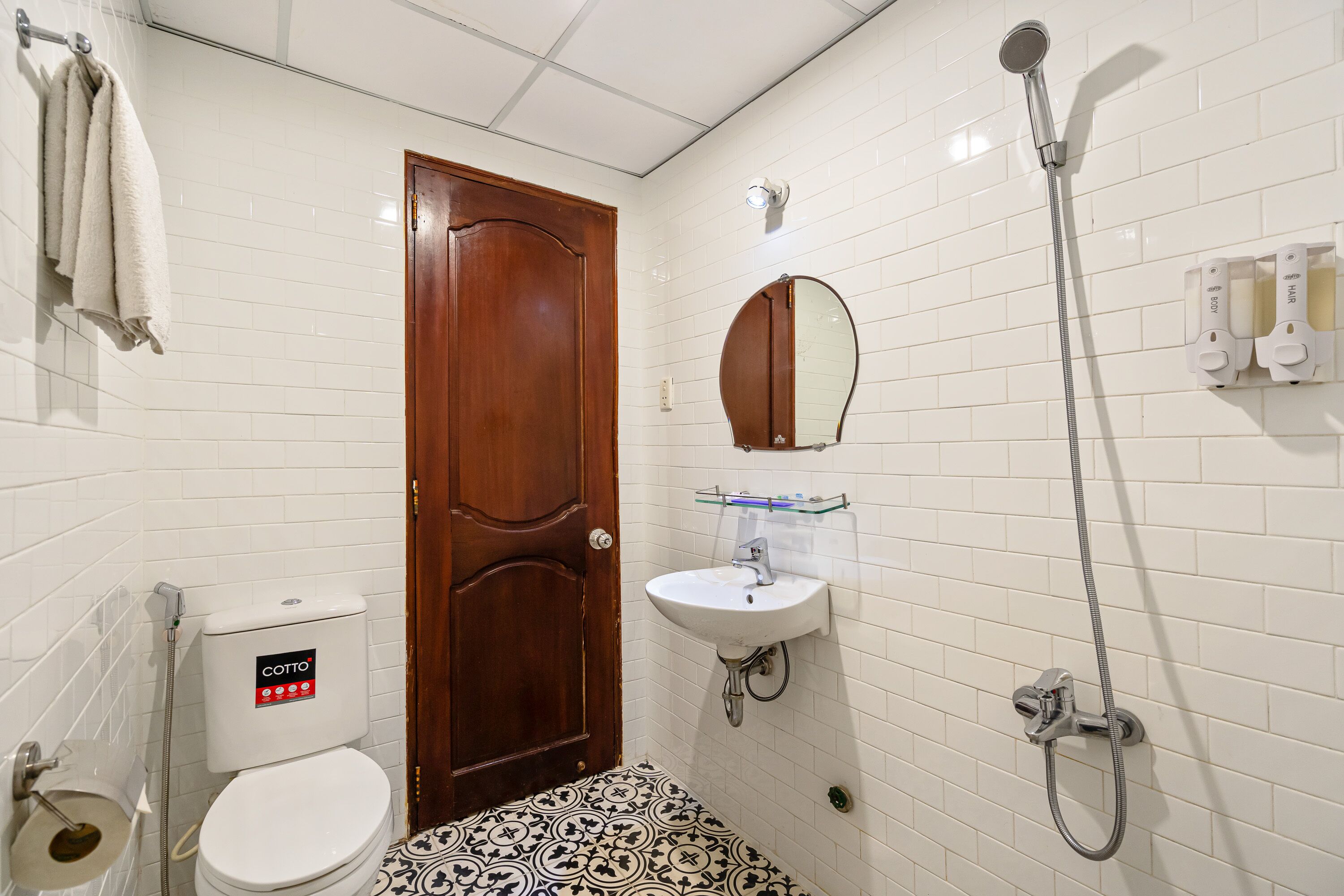 family room | bathroom | shower, hydromassage showerhead, free toiletries, hair dryer