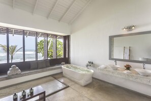 Superior Suite, Sea View | Bathroom | Free toiletries, hair dryer, towels
