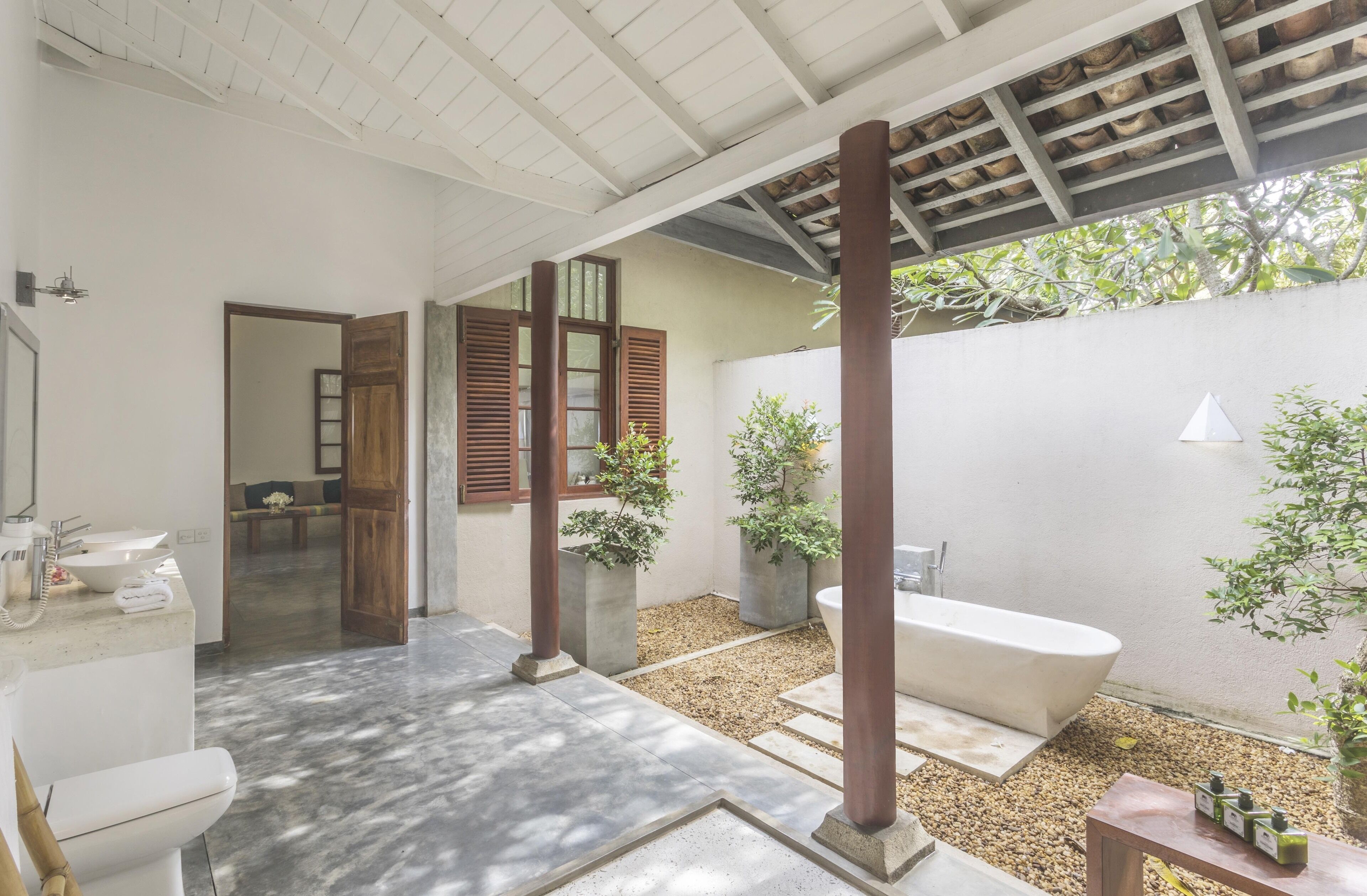 Suite, Pool View | Bathroom | Free toiletries, hair dryer (on request), towels