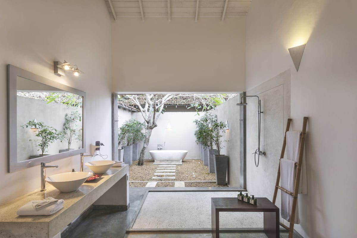 suite, courtyard view | bathroom | free toiletries, hair dryer, towels