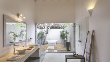 Suite, Courtyard View | Bathroom