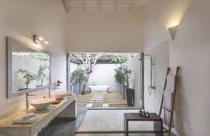 Suite, Blick auf den Innenhof | Badezimmer