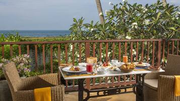 Deluxe Suite Sea View | In-room safe, desk, soundproofing, iron/ironing board