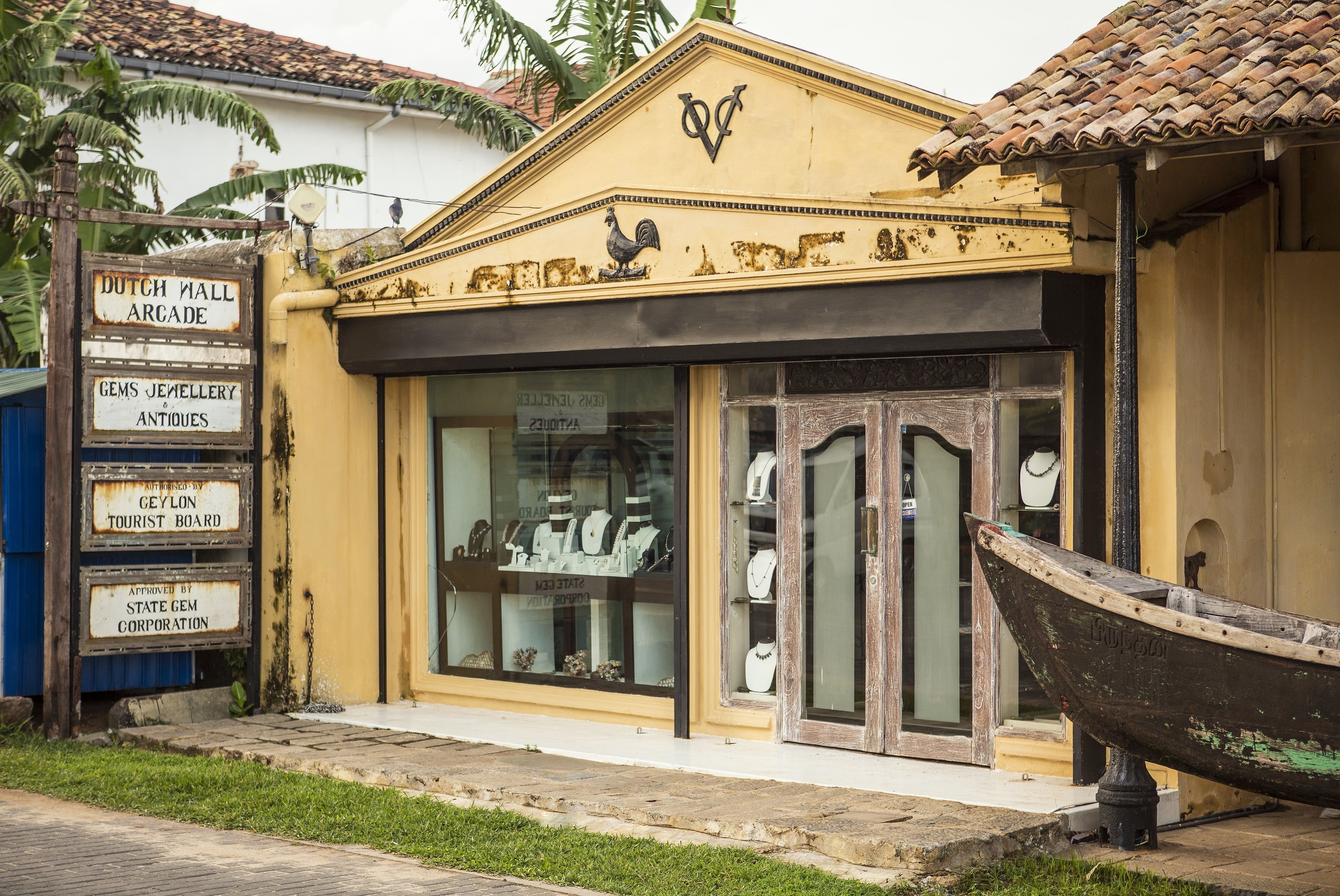 Un edificio con un letrero que dice 'Dutch Mall Arcade' y 'Gems Jewellery & Antiques'.