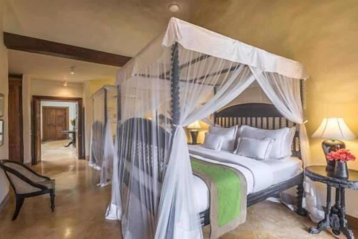 Cofres nos quartos, escrivaninha, quartos à prova de som