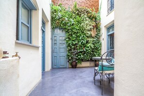 Outdoor dining - The Riad (Tarifa)
