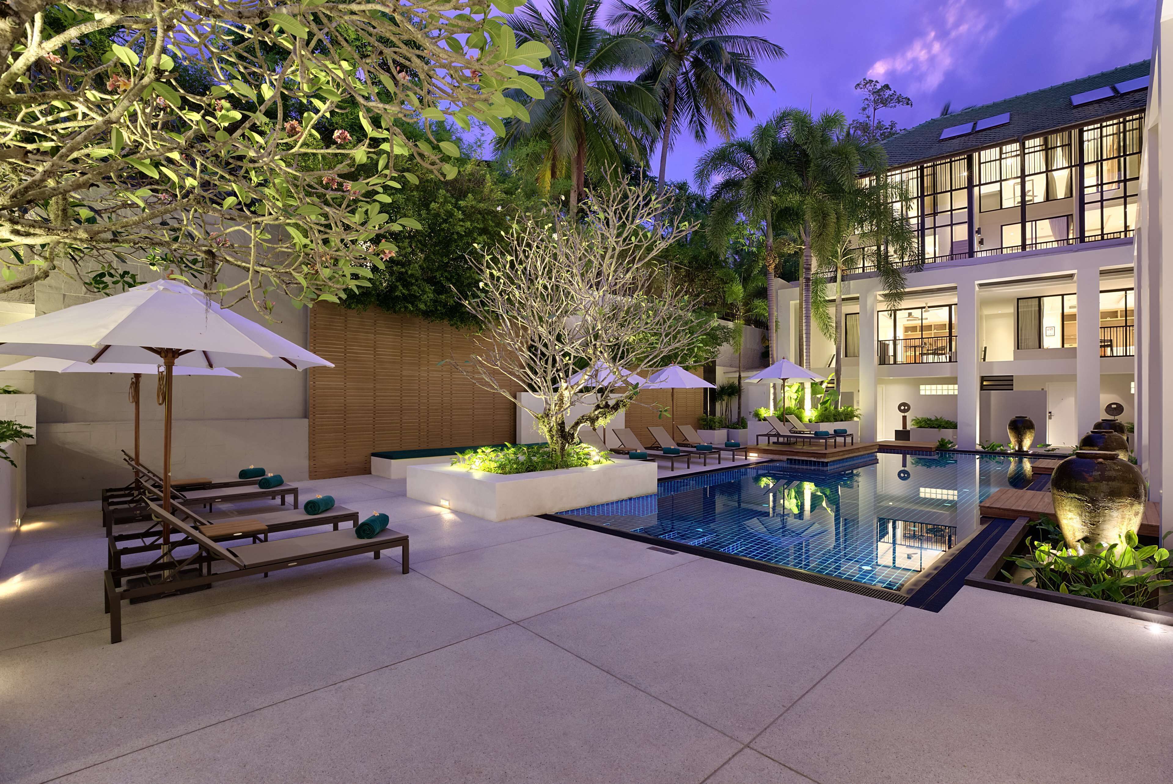 2 outdoor pools, pool loungers