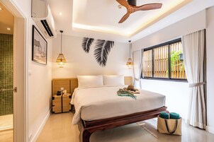 Superior Room, 1 Queen Bed | Minibar, in-room safe, blackout drapes, iron/ironing board