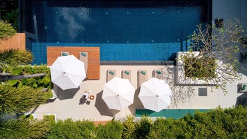 2 outdoor pools, sun loungers