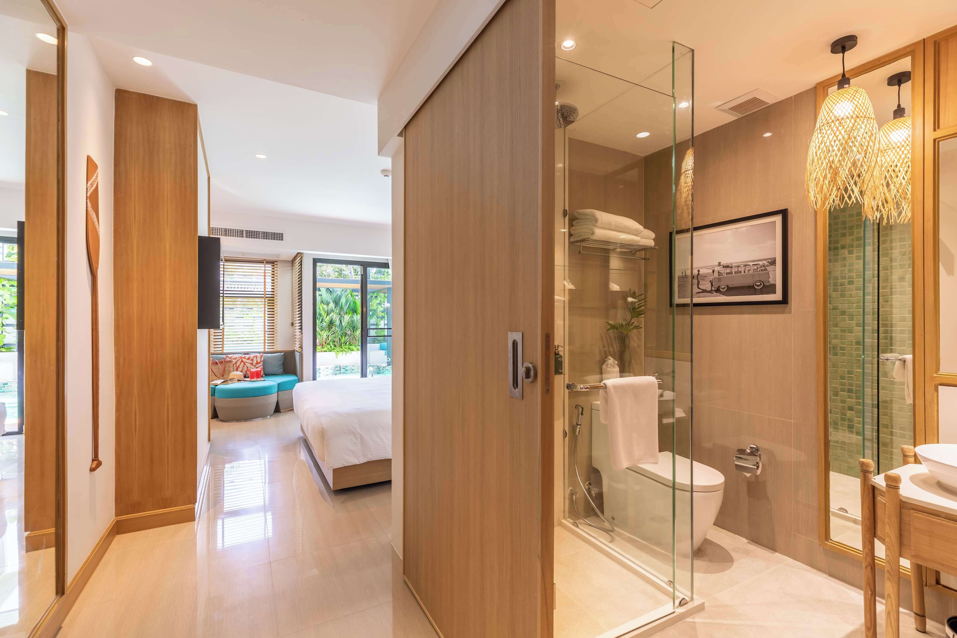 Une salle de bain moderne avec une douche à parois de verre, des toilettes et un lavabo.