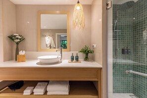 Chambre Supérieure, 1 très grand lit | Salle de bain | Sèche-cheveux, peignoirs, chaussons, serviettes fournies