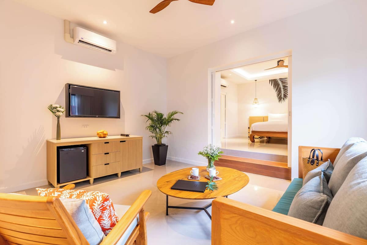 Deluxe Suite, Multiple Beds | 1 bedroom, minibar, in-room safe, blackout curtains
