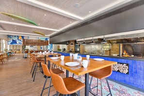 S'hi serveixen esmorzars, dinars, sopars i plats de cuina internacional