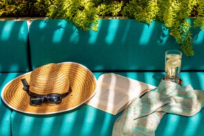 2 piscines extérieures, chaises longues