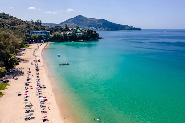 Playa en los alrededores y toallas de playa