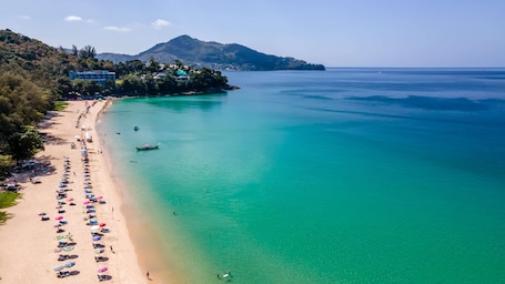 Una playa cerca, toallas de playa