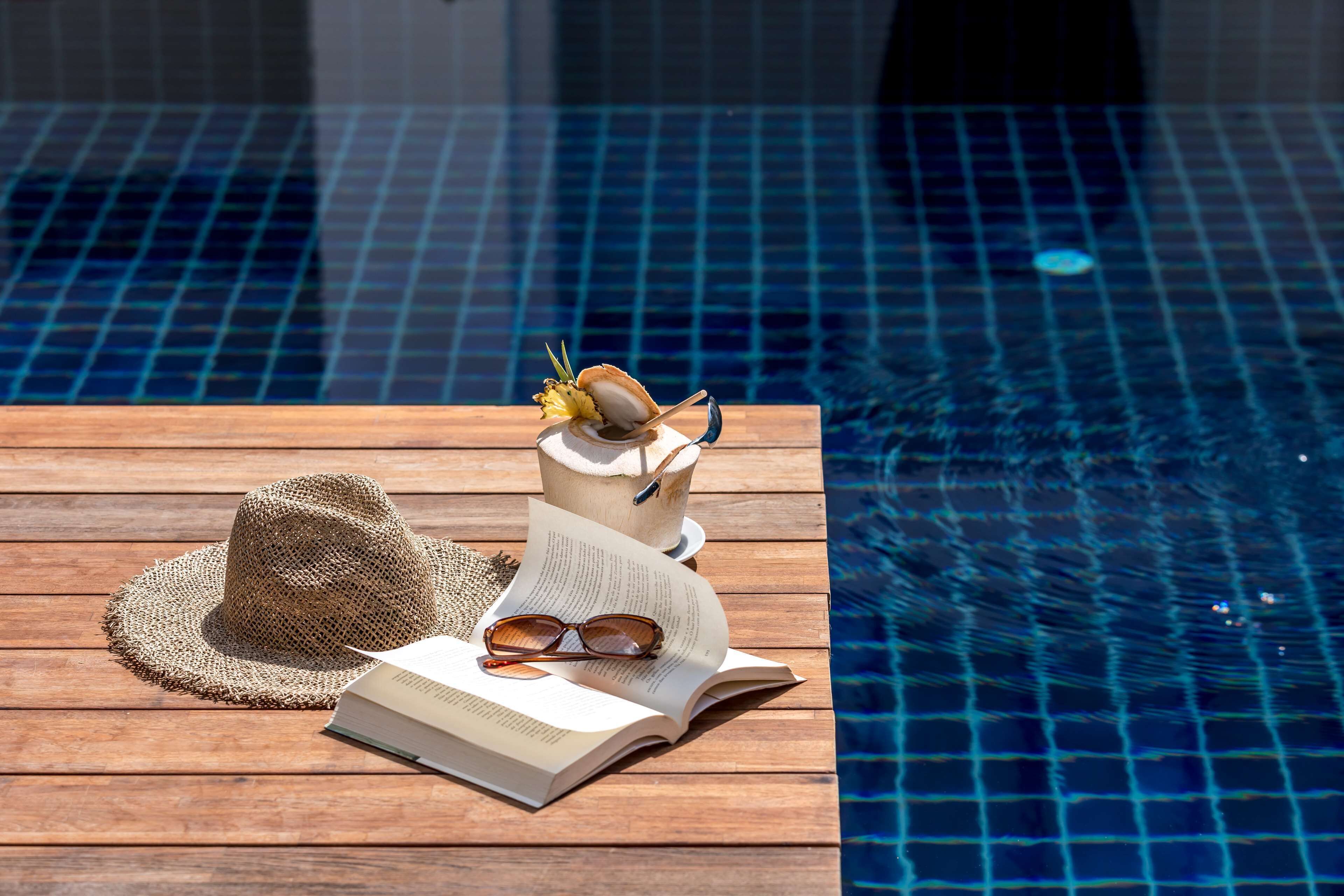 2 piscines extérieures, chaises longues