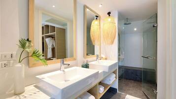Grand suite, 1 kingsize bed met slaapbank (Surin) | Badkamer | Een haardroger, badjassen, pantoffels, handdoeken