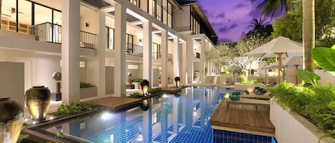 2 outdoor pools, pool loungers