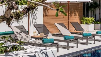 2 outdoor pools, pool loungers